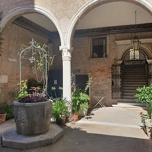 https://al-mezzanino-palazzo-torniello.hotelslidodijesolo.com